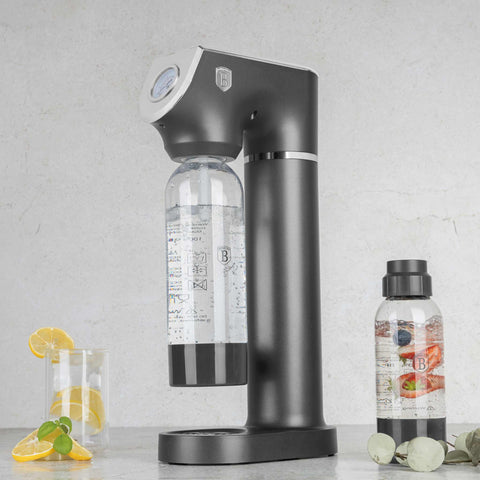 Product image of Soda maker with 2bottles and barometer universal CO2cylinders size. Part of the Anthracite Collection . Features: • Material: stainless steel, pp • Size: 43,5*22*12 cm • 2 pcs pp bottle with cup: 1,0L and 0,5L • Universal, standard CO2 cylinders size (not inclu.... (Studio view). Official Berlinger Haus product, boosted by Promintra sl.