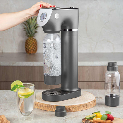 Product image of Soda maker with 2bottles and barometer universal CO2cylinders size. Part of the Anthracite Collection . Features: • Material: stainless steel, pp • Size: 43,5*22*12 cm • 2 pcs pp bottle with cup: 1,0L and 0,5L • Universal, standard CO2 cylinders size (not inclu.... (Studio view). Official Berlinger Haus product, boosted by Promintra sl.