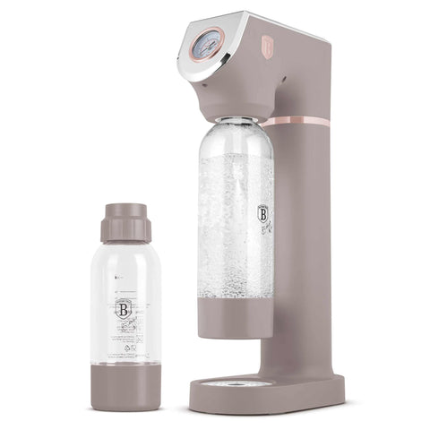 Product image of Soda maker with 2bottles and barometer universal CO2cylinders size. Part of the Taupe Collection . Features: • Material: stainless steel, pp • Size: 43,5*22*12 cm • 2 pcs pp bottle with cup: 1,0L and 0,5L • Universal, standard CO2 cylinders size (not inclu.... (Studio view). Official Berlinger Haus product, boosted by Promintra sl.