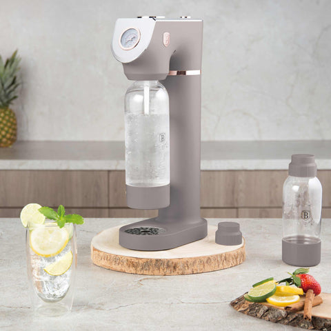 Product image of Soda maker with 2bottles and barometer universal CO2cylinders size. Part of the Taupe Collection . Features: • Material: stainless steel, pp • Size: 43,5*22*12 cm • 2 pcs pp bottle with cup: 1,0L and 0,5L • Universal, standard CO2 cylinders size (not inclu.... (Studio view). Official Berlinger Haus product, boosted by Promintra sl.
