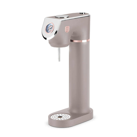 Product image of Soda maker with 2bottles and barometer universal CO2cylinders size. Part of the Taupe Collection . Features: • Material: stainless steel, pp • Size: 43,5*22*12 cm • 2 pcs pp bottle with cup: 1,0L and 0,5L • Universal, standard CO2 cylinders size (not inclu.... (Studio view). Official Berlinger Haus product, boosted by Promintra sl.