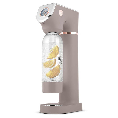 Product image of Soda maker with 2bottles and barometer universal CO2cylinders size. Part of the Taupe Collection . Features: • Material: stainless steel, pp • Size: 43,5*22*12 cm • 2 pcs pp bottle with cup: 1,0L and 0,5L • Universal, standard CO2 cylinders size (not inclu.... (Studio view). Official Berlinger Haus product, boosted by Promintra sl.