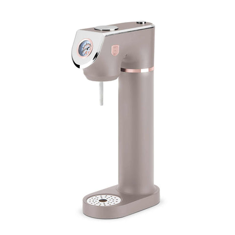 Product image of Soda maker with 2bottles and barometer universal CO2cylinders size. Part of the Taupe Collection . Features: • Material: stainless steel, pp • Size: 43,5*22*12 cm • 2 pcs pp bottle with cup: 1,0L and 0,5L • Universal, standard CO2 cylinders size (not inclu.... (Studio view). Official Berlinger Haus product, boosted by Promintra sl.