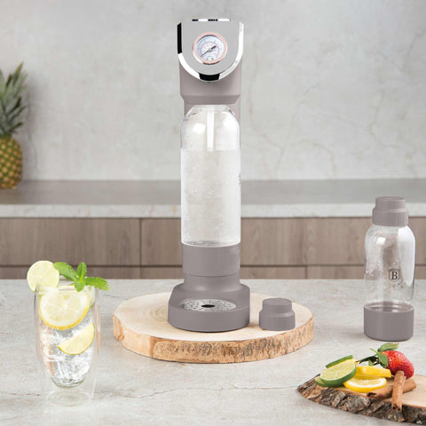 Product image of Soda maker with 2bottles and barometer universal CO2cylinders size. Part of the Taupe Collection . Features: • Material: stainless steel, pp • Size: 43,5*22*12 cm • 2 pcs pp bottle with cup: 1,0L and 0,5L • Universal, standard CO2 cylinders size (not inclu.... (Studio view). Official Berlinger Haus product, boosted by Promintra sl.