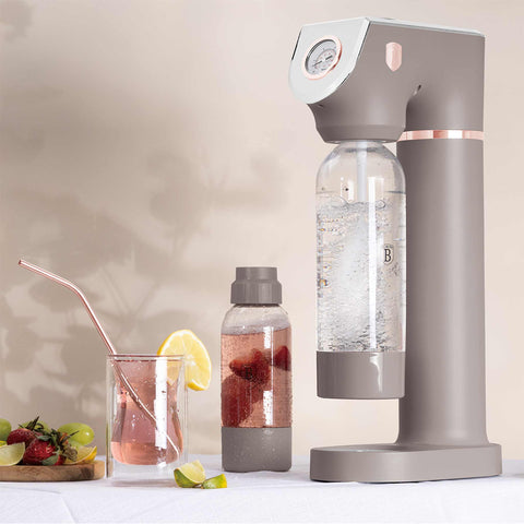Product image of Soda maker with 2bottles and barometer universal CO2cylinders size. Part of the Taupe Collection . Features: • Material: stainless steel, pp • Size: 43,5*22*12 cm • 2 pcs pp bottle with cup: 1,0L and 0,5L • Universal, standard CO2 cylinders size (not inclu.... (Studio view). Official Berlinger Haus product, boosted by Promintra sl.