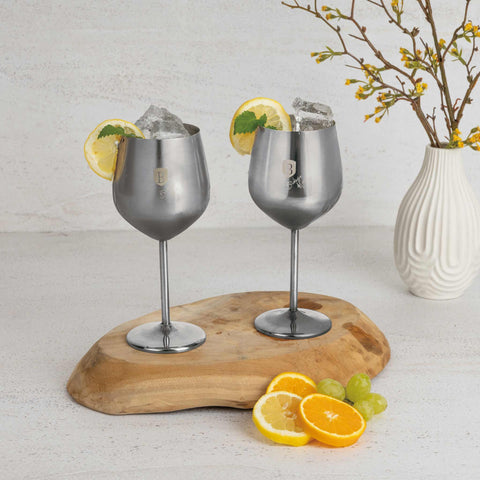 Product image of 2pcs metal wine glass set. Part of the Black Vantage Collection/Matte Black Collection/Black Silver Collection/Eternal Collection/Anthracite Collection . Features: • Material: 18/10 stainless steel • Capacity: 550 ml • 2 pcs set • Color: stainless steel. (Studio view). Official Berlinger Haus product, boosted by Promintra sl.