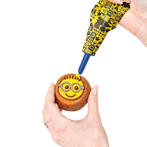 Product image of 6cups muffin pan with pasty bag. Part of the Minions Collection . Features: • Material: carbon steel with titanPro non-stick coating • Size: 26,5*18,5*2,5 cm • Pastry bag with 4 decorating tips • Color: yellow. (Studio view). Official Berlinger Haus product, boosted by Promintra sl.
