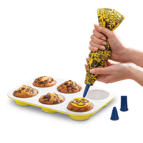 Product image of 6cups muffin pan with pasty bag. Part of the Minions Collection . Features: • Material: carbon steel with titanPro non-stick coating • Size: 26,5*18,5*2,5 cm • Pastry bag with 4 decorating tips • Color: yellow. (Studio view). Official Berlinger Haus product, boosted by Promintra sl.