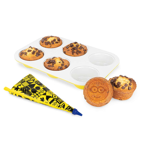 Product image of 6cups muffin pan with pasty bag. Part of the Minions Collection . Features: • Material: carbon steel with titanPro non-stick coating • Size: 26,5*18,5*2,5 cm • Pastry bag with 4 decorating tips • Color: yellow. (Studio view). Official Berlinger Haus product, boosted by Promintra sl.