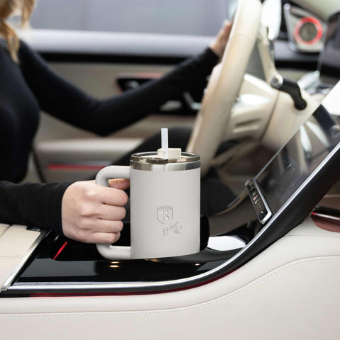 Product image of Thermo mug 1L. Part of the Sahara Collection . Features: • Material: 18/10 stainless steel, cap: plastic, with matt powder coating • Capacity: 1 L • Accessories: • 30 cm straw • Color: matt cream • Packin.... (Studio view). Official Berlinger Haus product, boosted by Promintra sl.