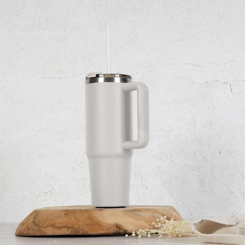 Product image of Thermo mug 1L. Part of the Sahara Collection . Features: • Material: 18/10 stainless steel, cap: plastic, with matt powder coating • Capacity: 1 L • Accessories: • 30 cm straw • Color: matt cream • Packin.... (Studio view). Official Berlinger Haus product, boosted by Promintra sl.