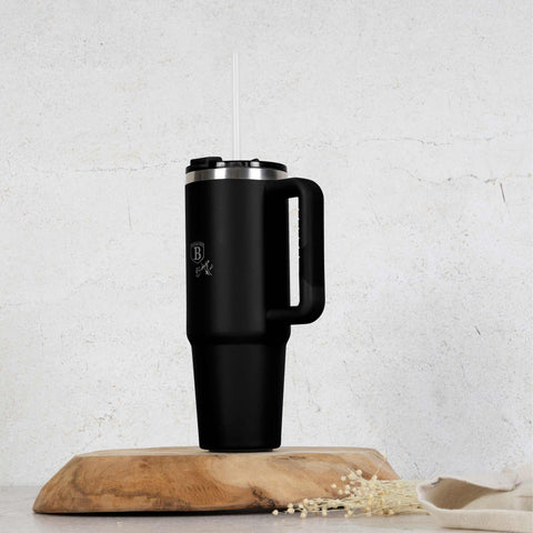 Product image of Thermo mug 1L. Part of the Matte Black Collection . Features: • Material: 18/10 stainless steel, cap: plastic, with matt powder coating • Capacity: 1 L • Accessories: • 30 cm straw • Color: black • Packing: ha.... (Studio view). Official Berlinger Haus product, boosted by Promintra sl.