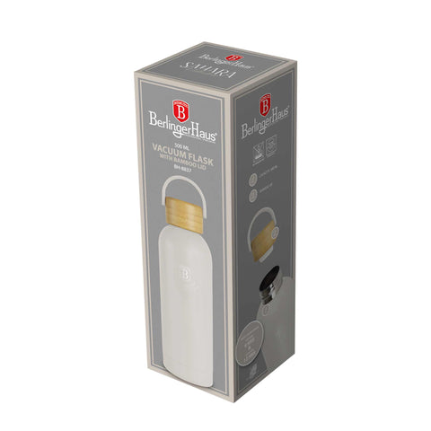 Product image of Vacuum flask with bamboo lid 0,5L. Part of the Sahara Collection . Features: • Material: 18/10 stainless steel with matt powder coating • Bamboo lid • Capacity: 0,5 L • Color: matt cream • Packing: giftbox. (Studio view). Official Berlinger Haus product, boosted by Promintra sl.