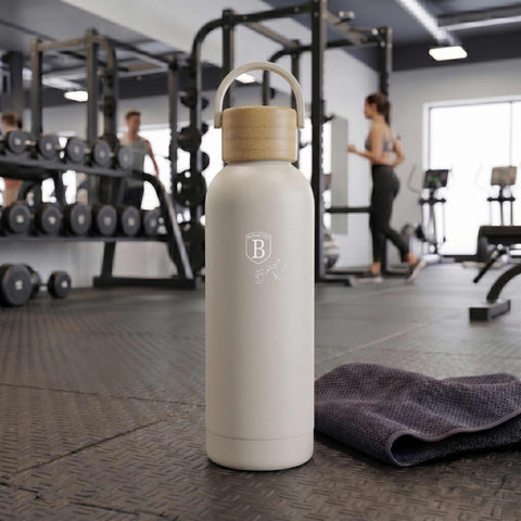 Product image of Vacuum flask with bamboo lid 0,5L. Part of the Sahara Collection . Features: • Material: 18/10 stainless steel with matt powder coating • Bamboo lid • Capacity: 0,5 L • Color: matt cream • Packing: giftbox. (Studio view). Official Berlinger Haus product, boosted by Promintra sl.