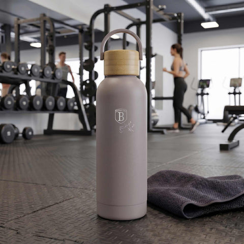 Product image of Vacuum flask with bamboo lid 0,5L. Part of the Taupe Collection . Features: • Material: 18/10 stainless steel with matt powder coating • Bamboo lid • Capacity: 0,5 L • Color: matt taupe • Packing: giftbox. (Studio view). Official Berlinger Haus product, boosted by Promintra sl.