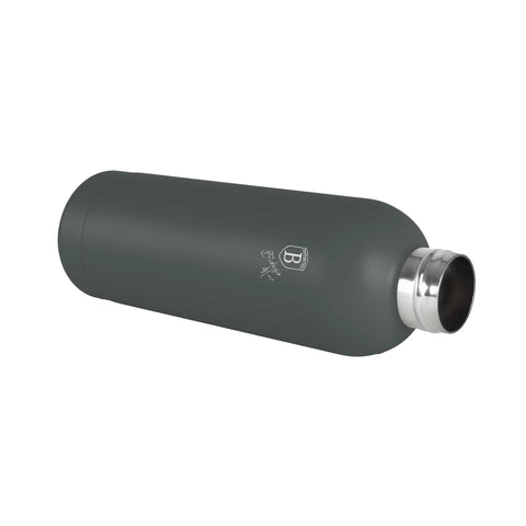 Product image of Vacuum flask with bamboo lid 0,5L. Part of the Matte Green Collection . Features: • Material: 18/10 stainless steel with matt powder coating • Bamboo lid • Capacity: 0,5 L • Color: matt green • Packing: giftbox. (Studio view). Official Berlinger Haus product, boosted by Promintra sl.