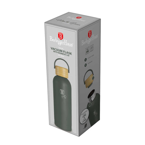 Product image of Vacuum flask with bamboo lid 0,5L. Part of the Matte Green Collection . Features: • Material: 18/10 stainless steel with matt powder coating • Bamboo lid • Capacity: 0,5 L • Color: matt green • Packing: giftbox. (Studio view). Official Berlinger Haus product, boosted by Promintra sl.