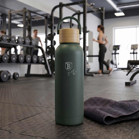 Product image of Vacuum flask with bamboo lid 0,5L. Part of the Matte Green Collection . Features: • Material: 18/10 stainless steel with matt powder coating • Bamboo lid • Capacity: 0,5 L • Color: matt green • Packing: giftbox. (Studio view). Official Berlinger Haus product, boosted by Promintra sl.