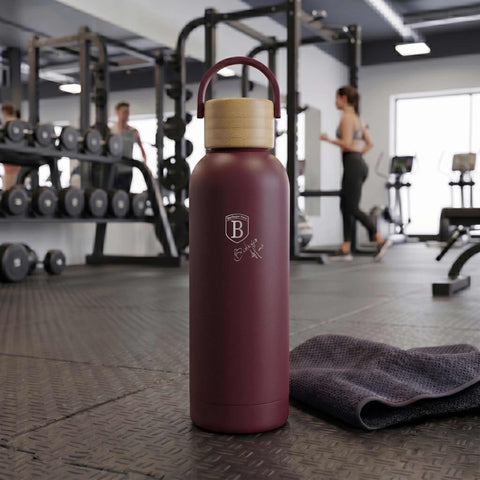 Product image of Vacuum flask with bamboo lid 0,5L. Part of the Leonardo Collection . Features: • Material: 18/10 stainless steel with matt powder coating • Bamboo lid • Capacity: 0,5 L • Color: matt bordeaux • Packing: giftbox. (Studio view). Official Berlinger Haus product, boosted by Promintra sl.
