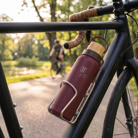 Product image of Vacuum flask with bamboo lid 0,5L. Part of the Leonardo Collection . Features: • Material: 18/10 stainless steel with matt powder coating • Bamboo lid • Capacity: 0,5 L • Color: matt bordeaux • Packing: giftbox. (Studio view). Official Berlinger Haus product, boosted by Promintra sl.