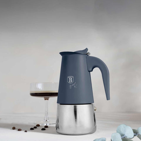 azul mate, BH/8913, cafetera, Cafetera 6 tazas APTA PARA INDUCCIÓN, cafetera de acero inoxidable, Deep Sea Collection, moka, moka express, tetera, té-café, Imagen tipo estilo de vida: detalles y funciones.
