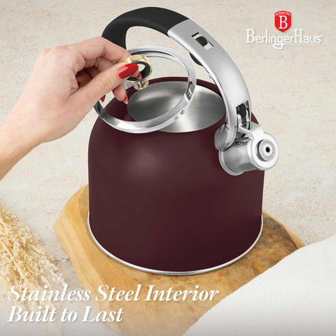 Product image of Kettle with glass lid 3,0L GOOD FOR INDUCTION. Part of the Leonardo Collection . Features: • Material: 18/10 stainless steel with matt powder coating, glass • Capacity: 3,0 L • Color: matt bordeaux. (Studio view). Official Berlinger Haus product, boosted by Promintra sl.