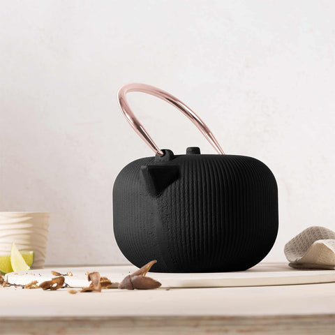 Product image of Cast iron tea pot 1L. Part of the Black Rose Collection . Features: • Material: cast iron • Inside: enamel coating • Capacity: 1L • Removable 18/10 stainless steel filter • Color: black- rose gold. (Studio view). Official Berlinger Haus product, boosted by Promintra sl.
