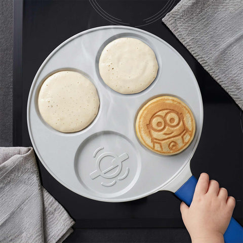 Product image of 4holes emoji pancake pan 26cm. Part of the Minions Collection . Features: • Material: cast aluminum • Pancake pan Ø26*1,7 cm • Color: yellow- blue. (Studio view). Official Berlinger Haus product, boosted by Promintra sl.