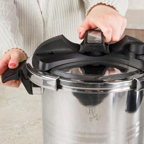 Product image of Turbo pressure cooker 6L. Part of the Eternal Collection . Features: • Material: 304 = 18/10 Stainless steel • Capacity: 6L • Size: 22*17,2 cm. (Studio view). Official Berlinger Haus product, boosted by Promintra sl.