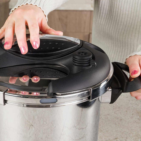 Product image of Turbo pressure cooker 6L. Part of the Eternal Collection . Features: • Material: 304 = 18/10 Stainless steel • Capacity: 6L • Size: 22*17,2 cm. (Studio view). Official Berlinger Haus product, boosted by Promintra sl.