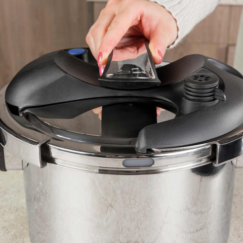 Product image of Turbo pressure cooker 6L. Part of the Eternal Collection . Features: • Material: 304 = 18/10 Stainless steel • Capacity: 6L • Size: 22*17,2 cm. (Studio view). Official Berlinger Haus product, boosted by Promintra sl.