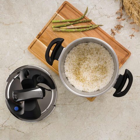 Product image of Turbo pressure cooker 6L. Part of the Eternal Collection . Features: • Material: 304 = 18/10 Stainless steel • Capacity: 6L • Size: 22*17,2 cm. (Studio view). Official Berlinger Haus product, boosted by Promintra sl.