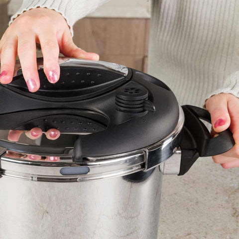 Product image of Turbo pressure cooker 6L. Part of the Eternal Collection . Features: • Material: 304 = 18/10 Stainless steel • Capacity: 6L • Size: 22*17,2 cm. (Studio view). Official Berlinger Haus product, boosted by Promintra sl.