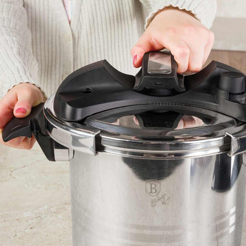 Product image of Turbo pressure cooker 6L. Part of the Eternal Collection . Features: • Material: 304 = 18/10 Stainless steel • Capacity: 6L • Size: 22*17,2 cm. (Studio view). Official Berlinger Haus product, boosted by Promintra sl.