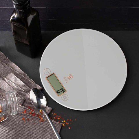 Báscula De Cocina Digital De Vidrio Con Capacidad De 5 Kg., Imagen lifestyle
