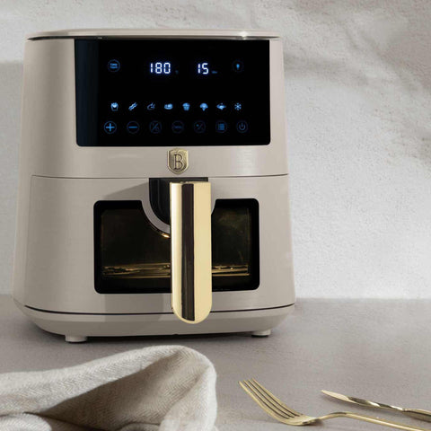 Product image of Air fryer 5L visible window. Part of the Sahara Collection . Features: • Power: 220-240V ~ 1400W • Temperature control: 40-200℃ • Include: • XL SIZE: food basket with non-stick coating 5L • DIGITAL • Color: matt cream. (Studio view). Official Berlinger Haus product, boosted by Promintra sl.