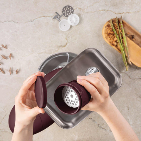 BH/9531, Robot de cocina multifunción 4 en 1, Matt Bordeaux, robot de cocina, multiusos, eléctrico, batidora de pie, robot de cocina, Imagen tipo estilo de vida: detalles y funciones.
