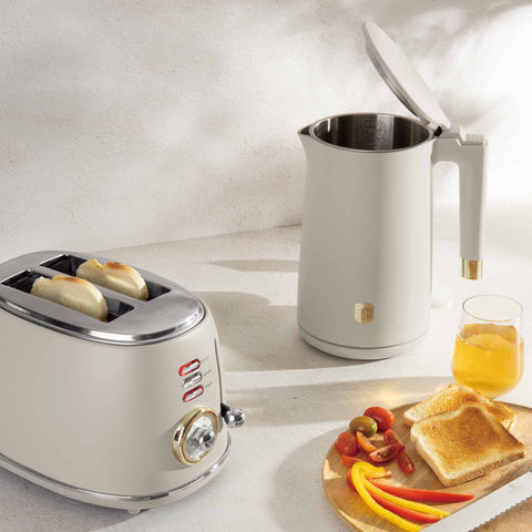 Product image of Double wall kettle. Part of the Sahara Collection . Features: • Material: 18/10 stainless steel inside, plastic outside • Capacity: 1,7L • Voltage: 220-240V,50/60Hz • Power: 1800 W • Color: matt cream. (Studio view). Official Berlinger Haus product, boosted by Promintra sl.