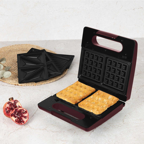 Product image of 3in1 sandwich maker with detachable plates. Part of the Leonardo Collection . Features: • Material: aluminium, bakelite • Power: 780 W • Voltage: 220-240 V, 50/60Hz • Plate size: 22,5*13 cm • NON-STICK coating • Color: matt bordeaux. (Studio view). Official Berlinger Haus product, boosted by Promintra sl.