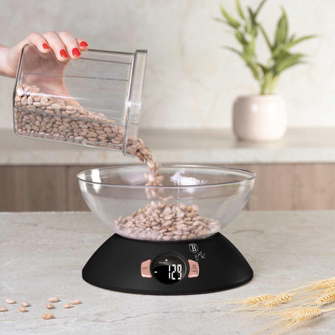 Product image of Kitchen scale with bowl. Part of the Black Vantage Collection/Matte Black Collection/Black Silver Collection . Features: • Material: plastic • LCD display • Capacity: 5 kg • AAA battery included • Accessories: • Measuring cup: 25 ml • Egg separator • Color: matt black. (Conceptual view). Official Berlinger Haus product, boosted by Promintra sl.