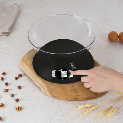 Product image of Kitchen scale with bowl. Part of the Black Vantage Collection/Matte Black Collection/Black Silver Collection . Features: • Material: plastic • LCD display • Capacity: 5 kg • AAA battery included • Accessories: • Measuring cup: 25 ml • Egg separator • Color: matt black. (Conceptual view). Official Berlinger Haus product, boosted by Promintra sl.