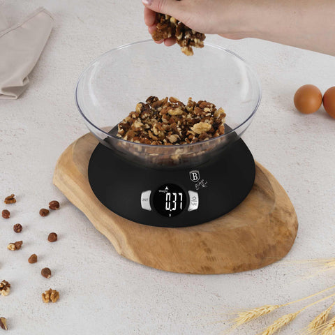 Product image of Kitchen scale with bowl. Part of the Black Vantage Collection/Matte Black Collection/Black Silver Collection . Features: • Material: plastic • LCD display • Capacity: 5 kg • AAA battery included • Accessories: • Measuring cup: 25 ml • Egg separator • Color: matt black. (Conceptual view). Official Berlinger Haus product, boosted by Promintra sl.