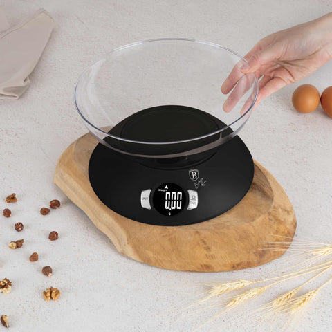 Product image of Kitchen scale with bowl. Part of the Black Vantage Collection/Matte Black Collection/Black Silver Collection . Features: • Material: plastic • LCD display • Capacity: 5 kg • AAA battery included • Accessories: • Measuring cup: 25 ml • Egg separator • Color: matt black. (Conceptual view). Official Berlinger Haus product, boosted by Promintra sl.