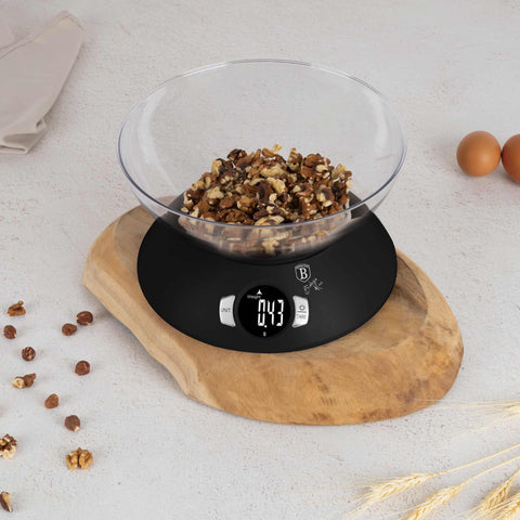 Product image of Kitchen scale with bowl. Part of the Black Vantage Collection/Matte Black Collection/Black Silver Collection . Features: • Material: plastic • LCD display • Capacity: 5 kg • AAA battery included • Accessories: • Measuring cup: 25 ml • Egg separator • Color: matt black. (Conceptual view). Official Berlinger Haus product, boosted by Promintra sl.