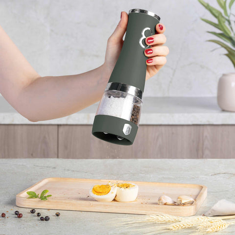 Product image of 2in1 electric pepper and salt mill. Part of the Matte Green Collection . Features: • Material: stainless steel with CERAMIC grinder • Batteries: 4 pcs AA (not inc.) • Color: matt green. (Studio view). Official Berlinger Haus product, boosted by Promintra sl.