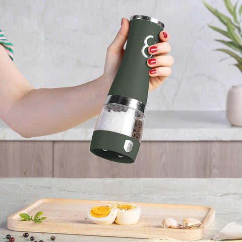 Product image of 2in1 electric pepper and salt mill. Part of the Matte Green Collection . Features: • Material: stainless steel with CERAMIC grinder • Batteries: 4 pcs AA (not inc.) • Color: matt green. (Studio view). Official Berlinger Haus product, boosted by Promintra sl.