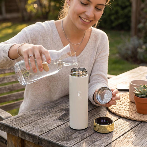 Product image of Drinking bottle with LED temperature display 0,5L. Part of the Sahara Collection . Features: • Material: inner body 18/10 stainless steel with matt powder coating • Capacity: 0,5 L • 18/10 stainless steel purifying filter • Color: matt crea.... (Studio view). Official Berlinger Haus product, boosted by Promintra sl.