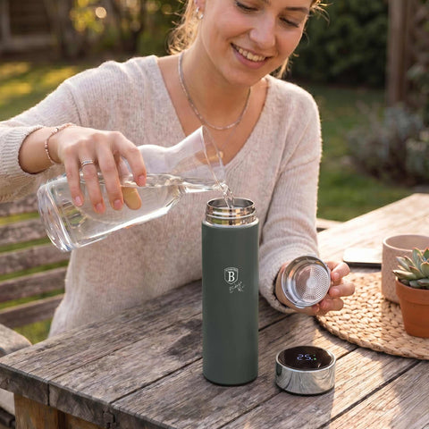 Product image of Drinking bottle with LED temperature display 0,5L. Part of the Matte Green Collection . Features: • Material: inner body 18/10 stainless steel with matt powder coating • Capacity: 0,5 L • 18/10 stainless steel purifying filter • Color: matt gree.... (Studio view). Official Berlinger Haus product, boosted by Promintra sl.