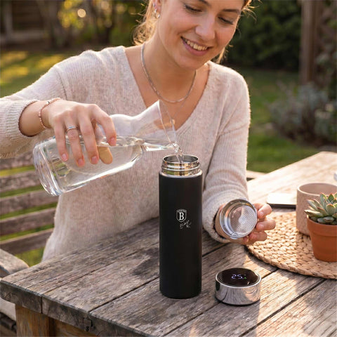 Product image of Drinking bottle with LED temperature display 0,5L. Part of the Matte Black Collection . Features: • Material: inner body 18/10 stainless steel with matt powder coating • Capacity: 0,5 L • 18/10 stainless steel purifying filter • Color: black- si.... (Studio view). Official Berlinger Haus product, boosted by Promintra sl.