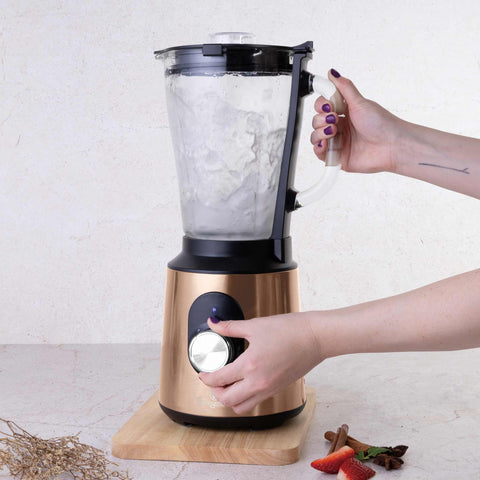 Product image of Table blender with 1,5L GLASS jar 1000W. Part of the Metallic Line Rose Gold Edition . Features: • Material: stainless steel, glass, plastic • Power: 1000 W • Voltage: 220-240V, 50-60 Hz • 1,5 L glass jar with double safety lock system (both on.... (Studio view). Official Berlinger Haus product, boosted by Promintra sl.